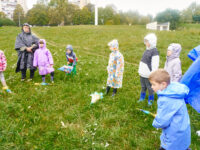 Sensoryczny spacer w deszczu