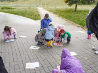 Sensoryczny spacer w deszczu